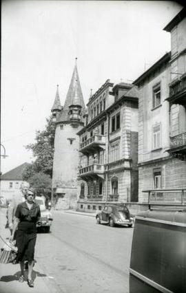 [Vista parcial de uma rua do centro histórico de Lindau, na Alemanha]