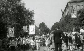 [Retrato de grupo numa procissão, em Heidelberg, na Alemanha]