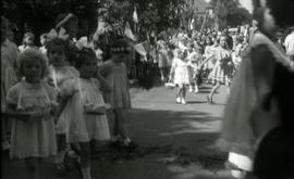 [Retrato de grupo numa procissão, em Heidelberg, na Alemanha]
