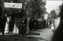 [Retrato de grupo numa procissão, em Heidelberg, na Alemanha]