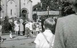 [Retrato de grupo junto a um altar improvisado, em Heidelberg, na Alemanha]