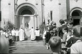 [Retrato de grupo junto a um altar improvisado, em Heidelberg, na Alemanha]