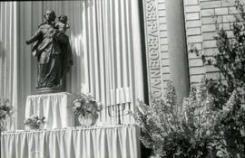 [Plano de uma imagem de Nossa Senhora com o Menino Jesus ao colo, em Heidelberg, na Alemanha]