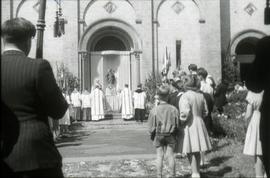 [Retrato de grupo junto a um altar improvisado, em Heidelberg, na Alemanha]