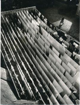 [Vista superior de um estendal de roupa exterior do Centro de Apoio social de Lisboa]