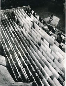 [Vista superior de um estendal de roupa exterior do Centro de Apoio social de Lisboa]