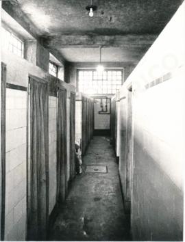 [Plano geral do corredor dos balneários do Centro de Apoio Social de Lisboa]