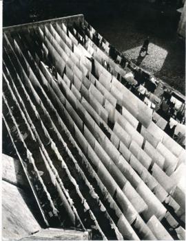 [Vista superior de um estendal de roupa exterior do Centro de Apoio social de Lisboa]