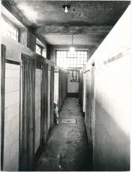 [Plano geral do corredor dos balneários do Centro de Apoio Social de Lisboa]